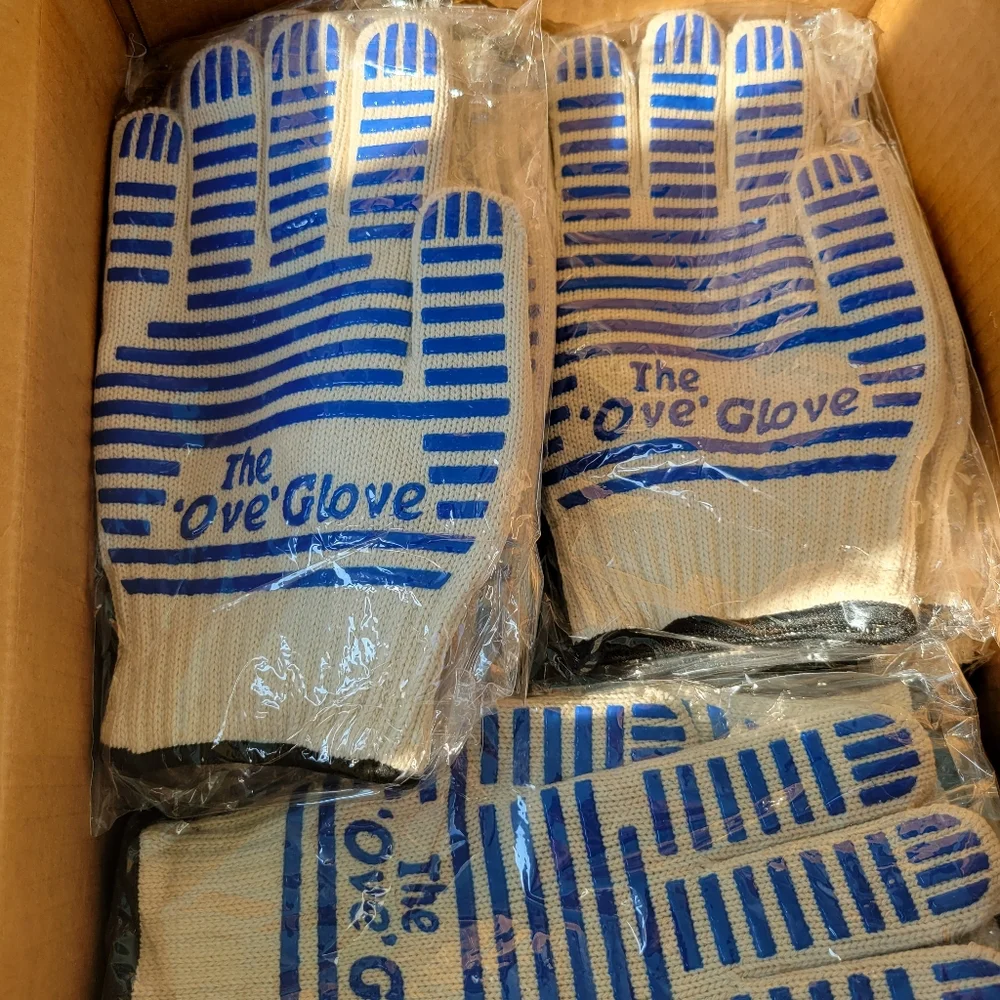 Heat-Resistant Kitchen Glove in Blue and Cream